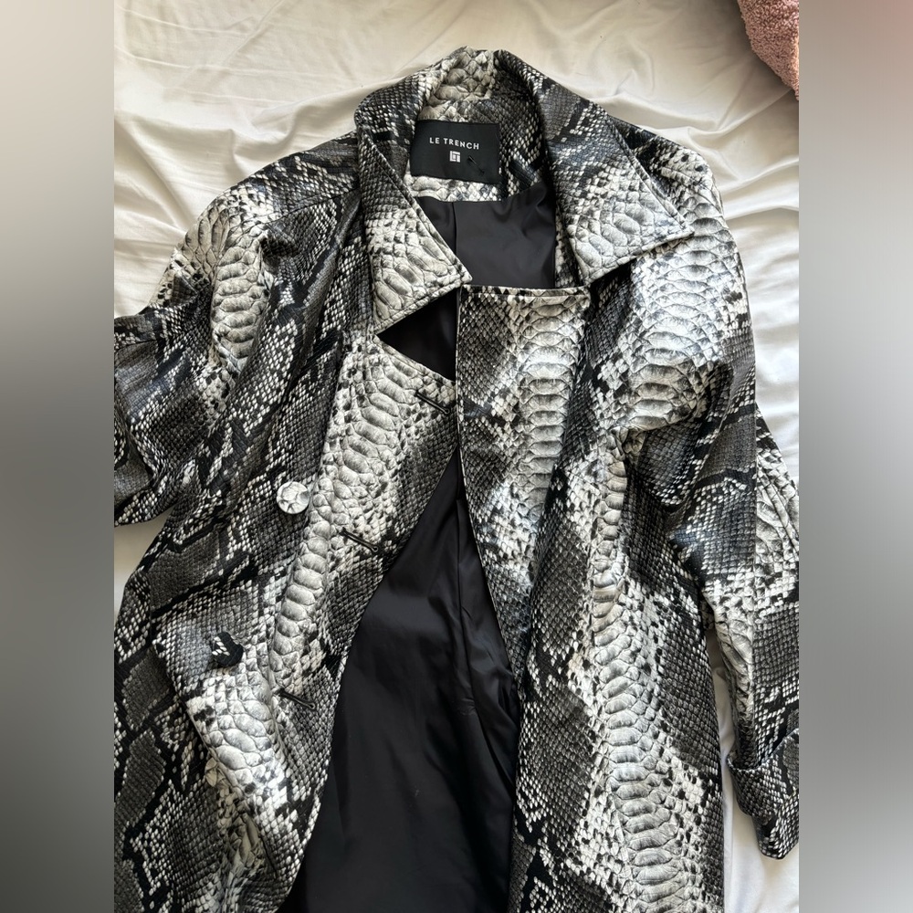 Le trench, Size Medium, black and white faux snake skin trench coat